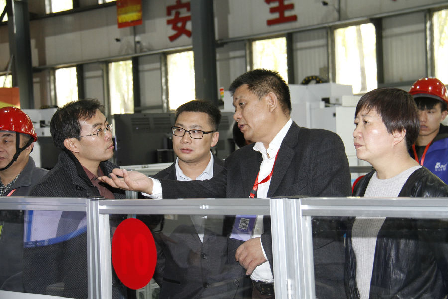 陈晓明主任观摩4.jpg
