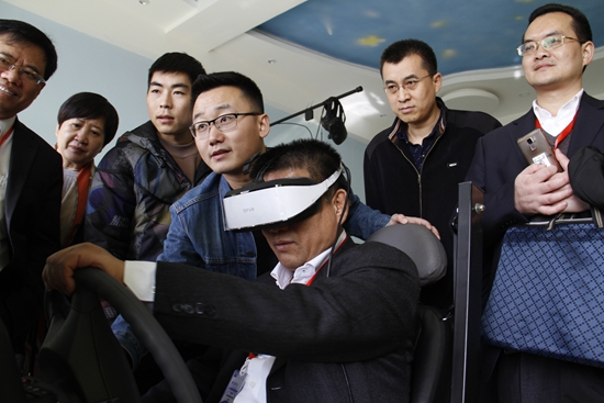 参观yl永利集团现场体验VR.jpg